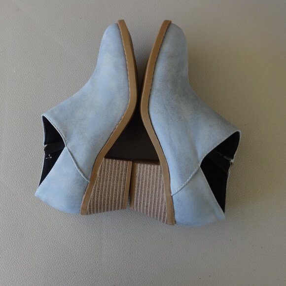 Blue Booties, women's 7 1/2, (38 euro) side zip, faux leather, no brand like new - Picture 6 of 10